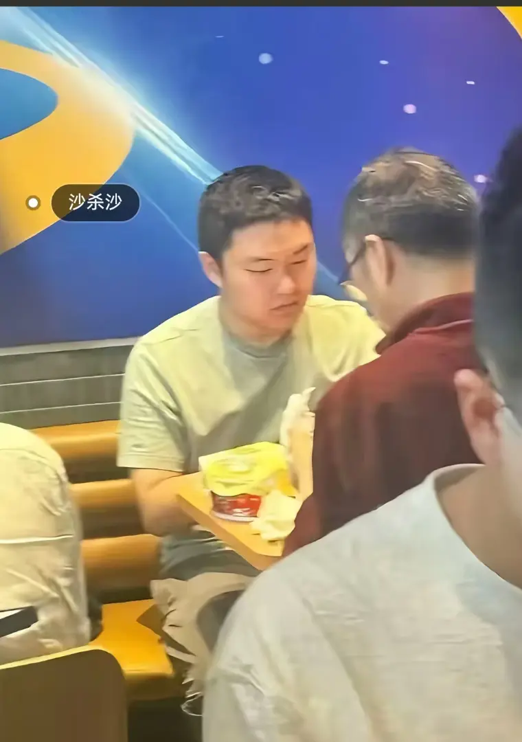 《上海第二工业大学沙哥相关事件》最新进展沙哥本人回应-沙哥砸门视频完整版高清播放-老师请吃汉堡视频后续