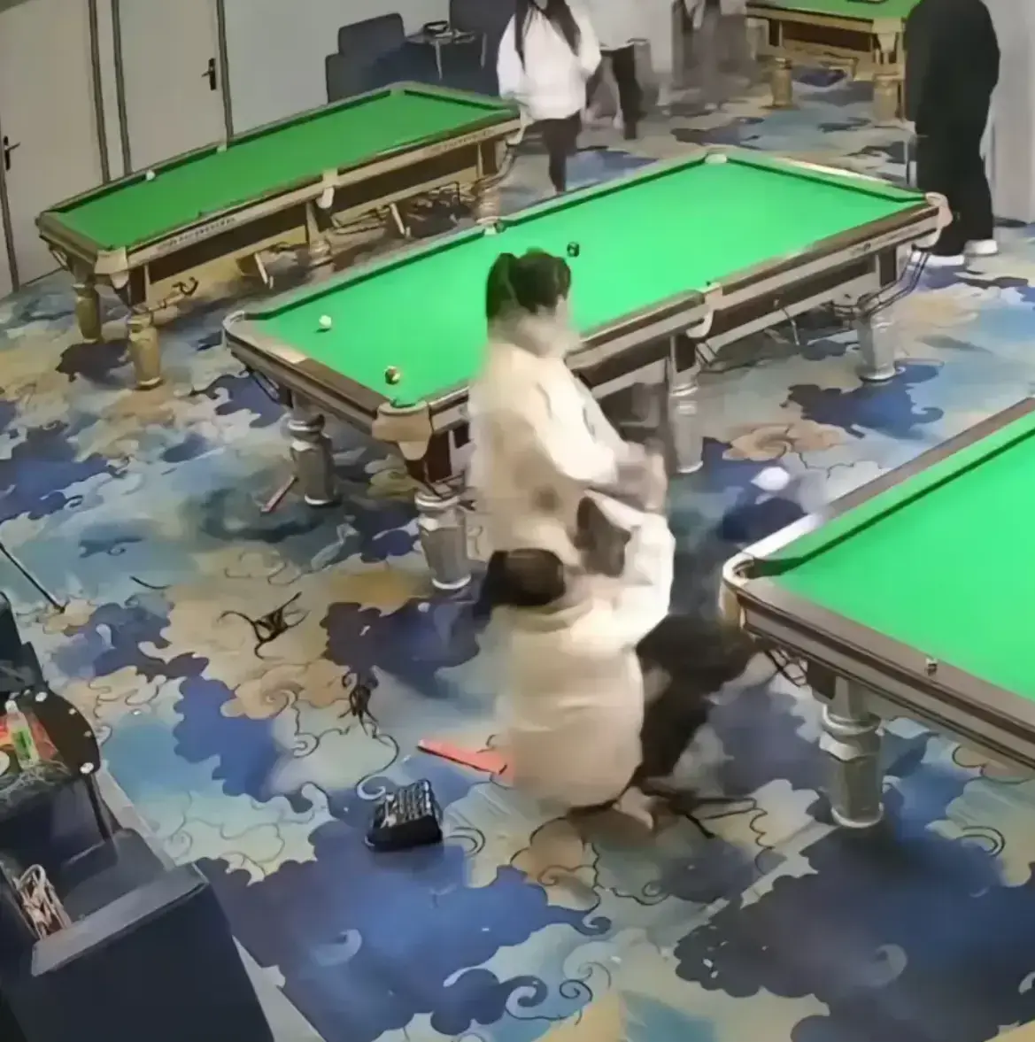 台球厅双刀姐妹冲突视频全集 - 三名女子争执事件实录 - 1080P高清流畅播放