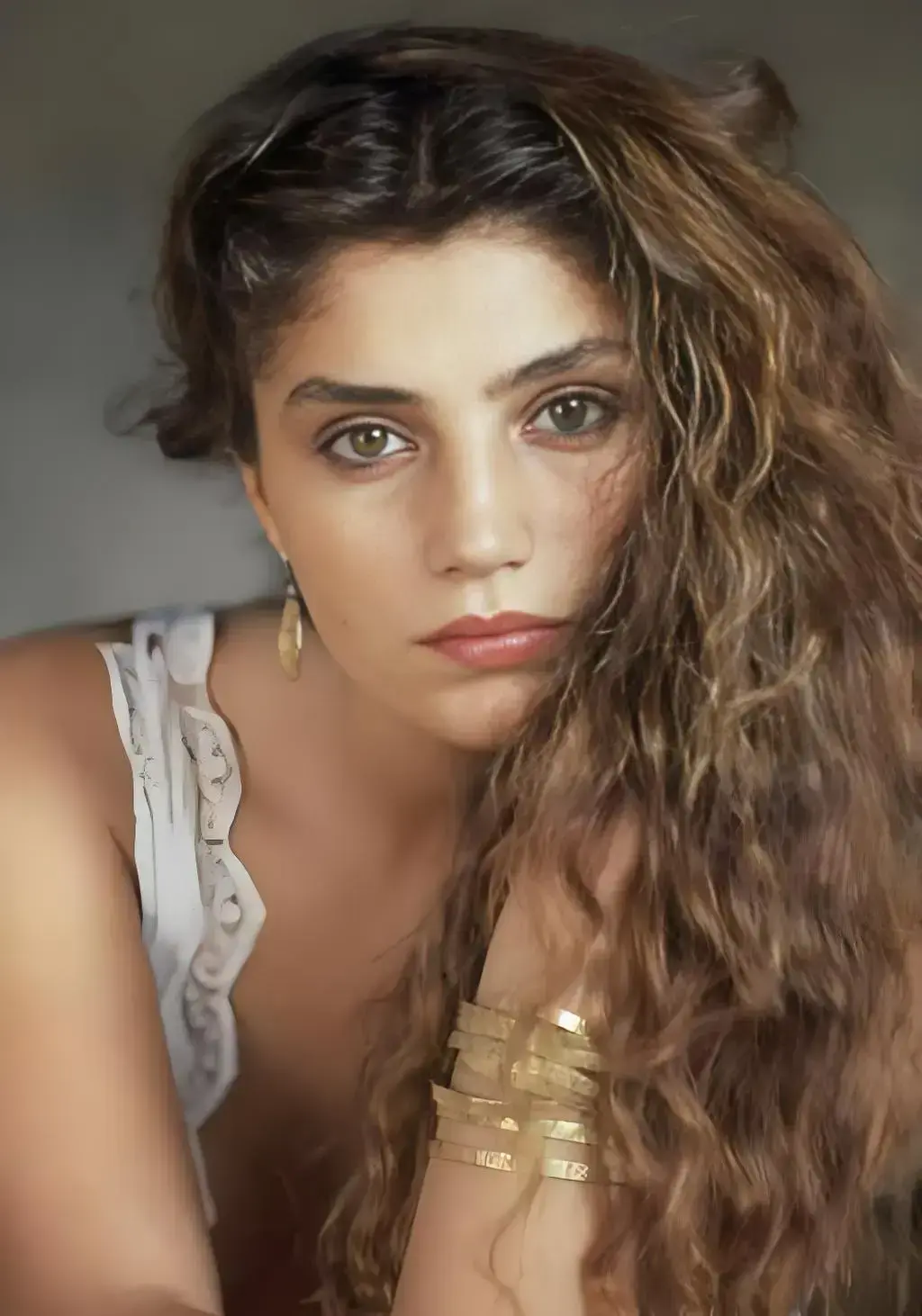 《美少女莫娜》未删减中文版高清全集免费看 - 美国经典电影网盘观看资源 - HD高清修复超清画质无广告播放