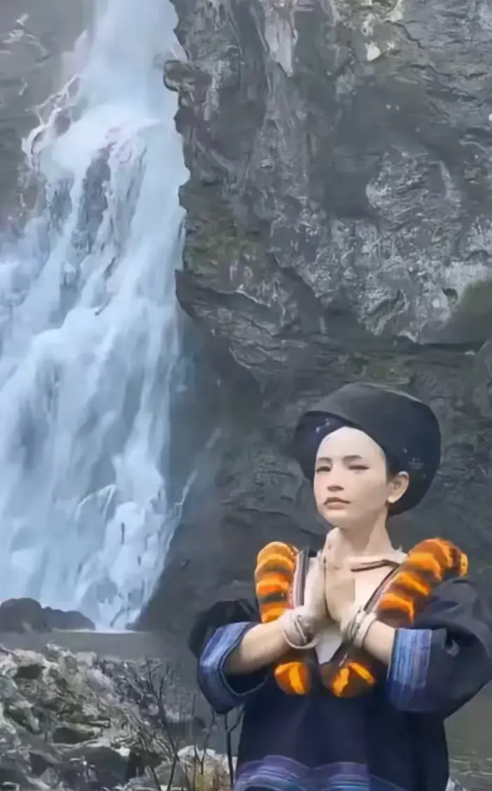 《高山流水遇瀑布》1080P高清播放-苗族少女瀑布前凝神静气视频是什么梗-彝族姑娘山泉下躬身行礼原视频来源